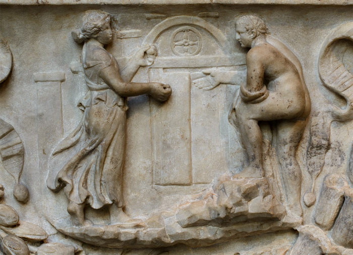 Ариадна провожает Тесея в лабиринт (деталь саркофага)